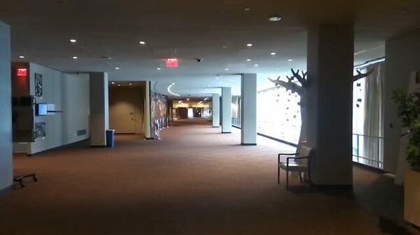 Кадры коридора штаб-квартиры ООН после выявления случая коронавирусом