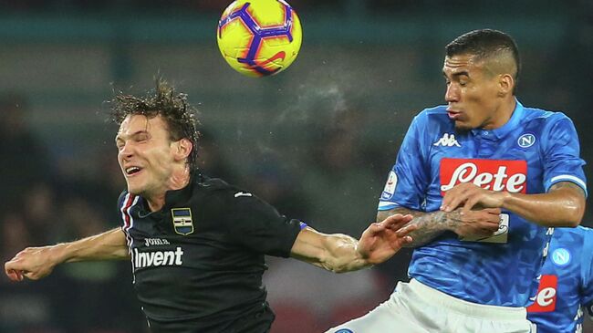 Sampdoria's Swiss midfielder Albin Ekdal (L) and Napoli's Brazilian midfielder Allan go for a header during the Italian Serie A football match Napoli vs Sampdoria on February 2, 2019 at the San Paolo stadium in Naples. (Photo by Carlo Hermann / AFP)