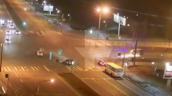 Столкновение такси с авто скорой помощи в Петербурге попало на видео