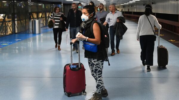 Девушка в защитной маске в международном аэропорту Барахас в Мадриде
