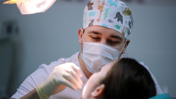 Стоматолог во время приема пациента
