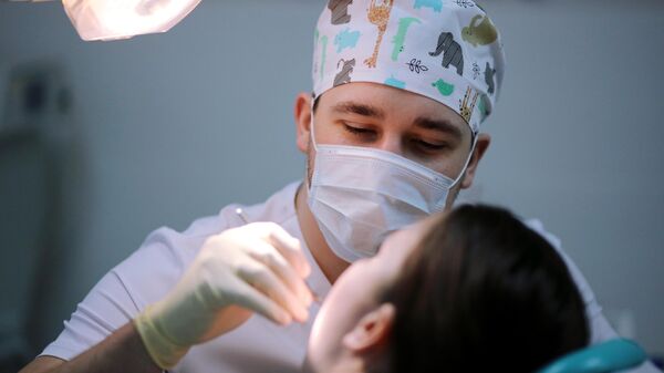 Стоматолог во время приема пациента