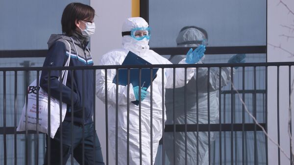 Врачи скорой медицинской помощи доставили пациента с подозрением на коронавирус в больницу в Коммунарке