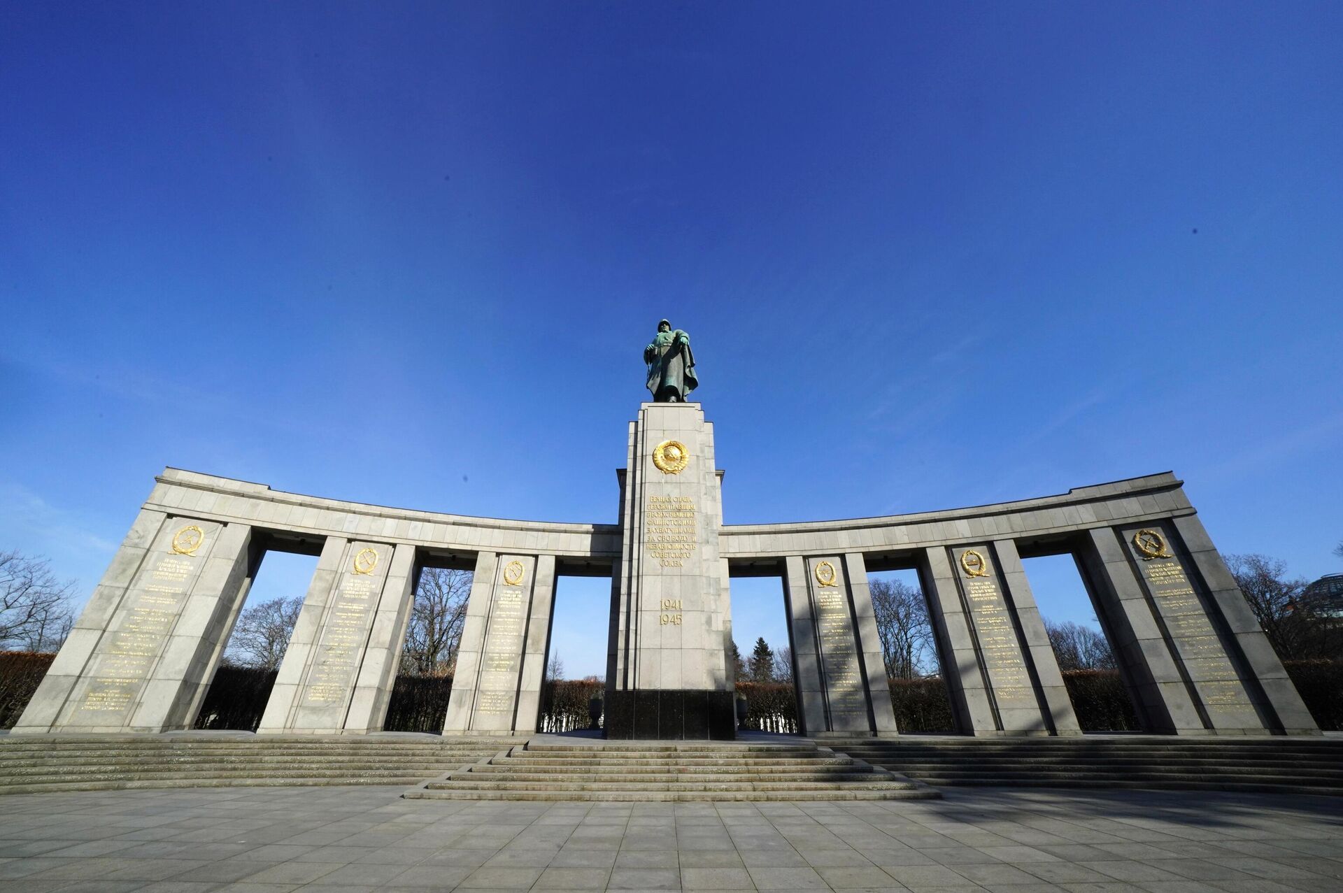Мемориал павшим советским воинам в парке Большой Тиргартен в Берлине - РИА Новости, 1920, 12.05.2022