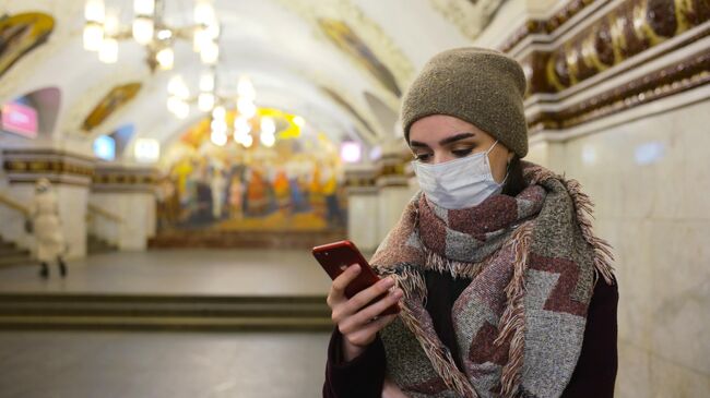 Пассажир московского метрополитена в медицинской маске