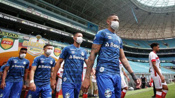 Игроки ФК Гремио в защитных масках