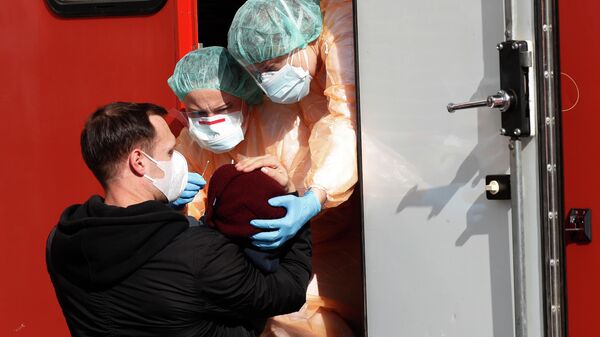 Медицинские работники берут пробу на коронавирус у ребенка в Праге, Чехия
