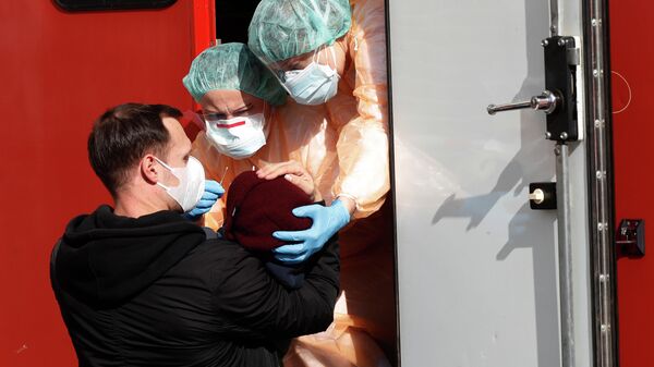 Медицинские работники берут пробу на коронавирус у ребенка в Праге, Чехия