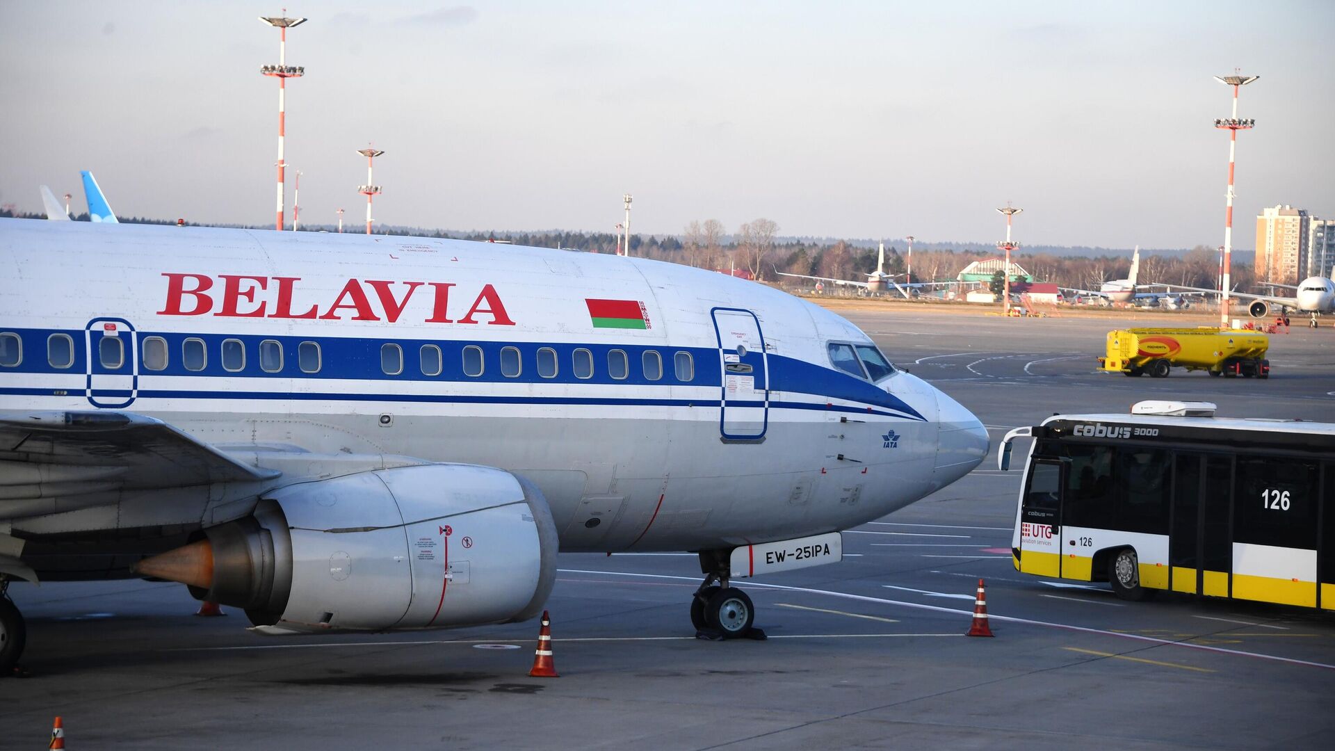 Самолет Boeing 737-500 авиакомпании Белавиа в международном аэропорту Внуково - РИА Новости, 1920, 24.05.2021