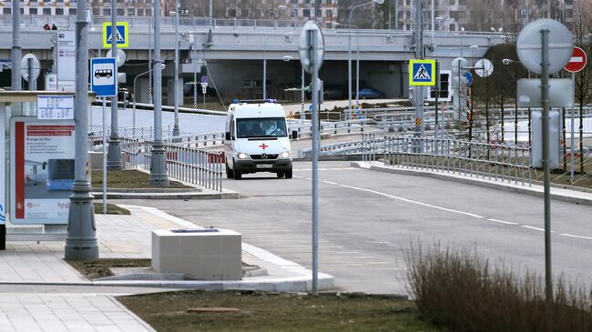 Машина скорой медицинской помощи подъезжает к больнице для пациентов с подозрением на коронавирус в Коммунарке