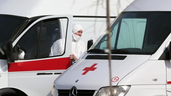 Водитель скорой медицинской помощи возле больницы для пациентов с подозрением на коронавирус в Коммунарке