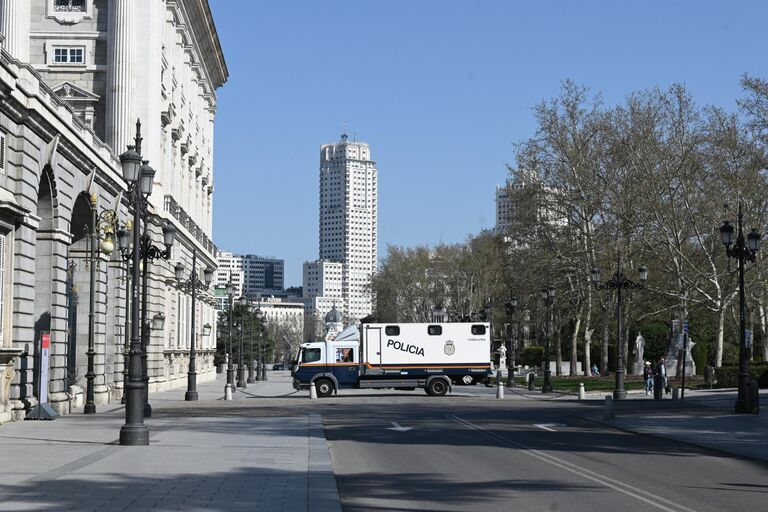 Перекрытая улица возле Королевского дворца в Мадриде