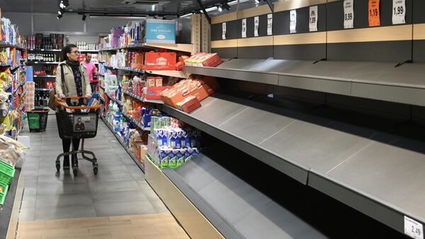 Пустые полки в супермаркете в Мадриде