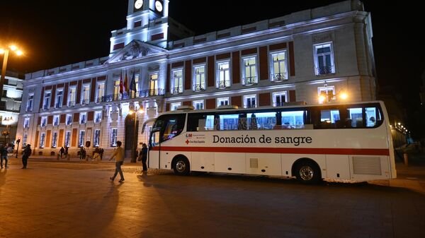 Автобус медицинской бригады дежурит на площадии Пуэрто-День-Соль в Мадриде