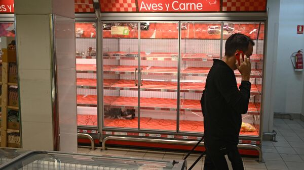 Пустые полки в супермаркете в Мадриде Пустые полки в супермаркете в Мадриде