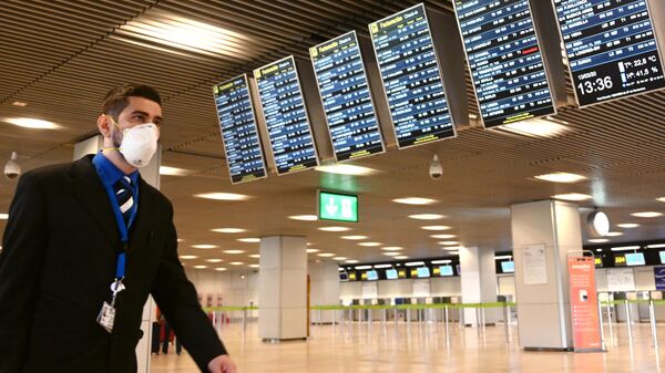 Мужчина в защитной маске в международном аэропорту Барахас в Мадриде