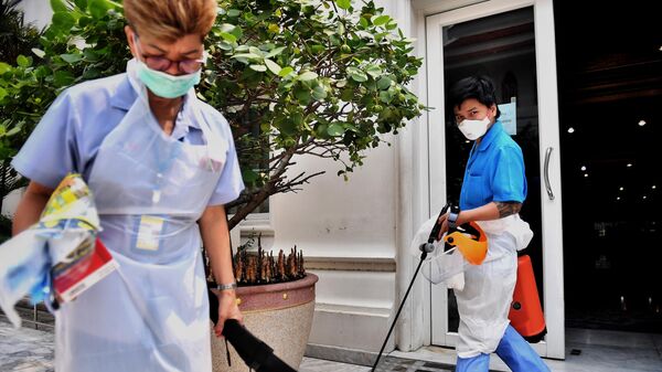 Рабочие дезинфицируют буддийский храм Ват Пак Нам в рамках мероприятий против распространения коронавируса