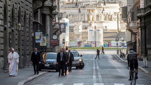 Папа Римский Франциск идет по улице в базилику Сан-Марчелло-аль-Корсо