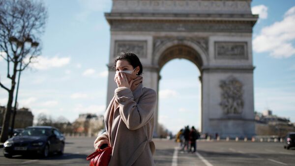 Женщина у Триумфальной арки в Париже