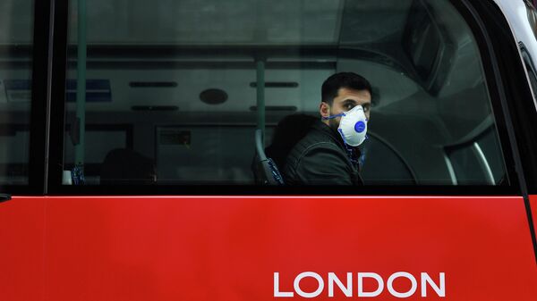 Пассажир в защитной маске в автобусе в Лондоне