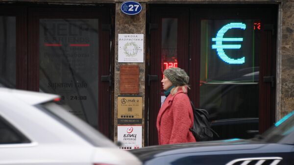 Табло с символикой евро на обменном пункте в Москве