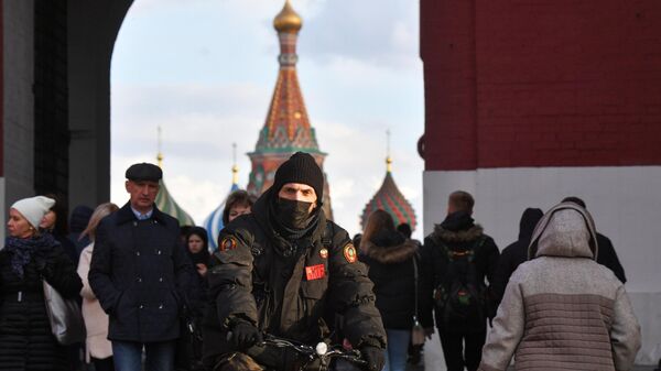Люди проходят через Воскресенские ворота в Москве