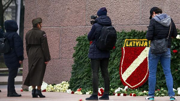 Сторонники латышского легиона Ваффен СС возлагают цветы к памятнику Свободы в Риге