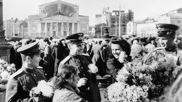 Празднование Дня Победы в центре Москвы у Большого театра