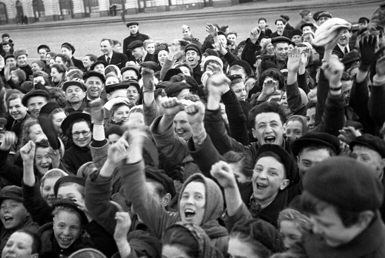 Москвичи на Красной площади утром в День Победы советского народа в Великой Отечественной войне 1941-1945 годов