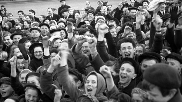 Москвичи на Красной площади утром в День Победы советского народа в Великой Отечественной войне 1941-1945 годов