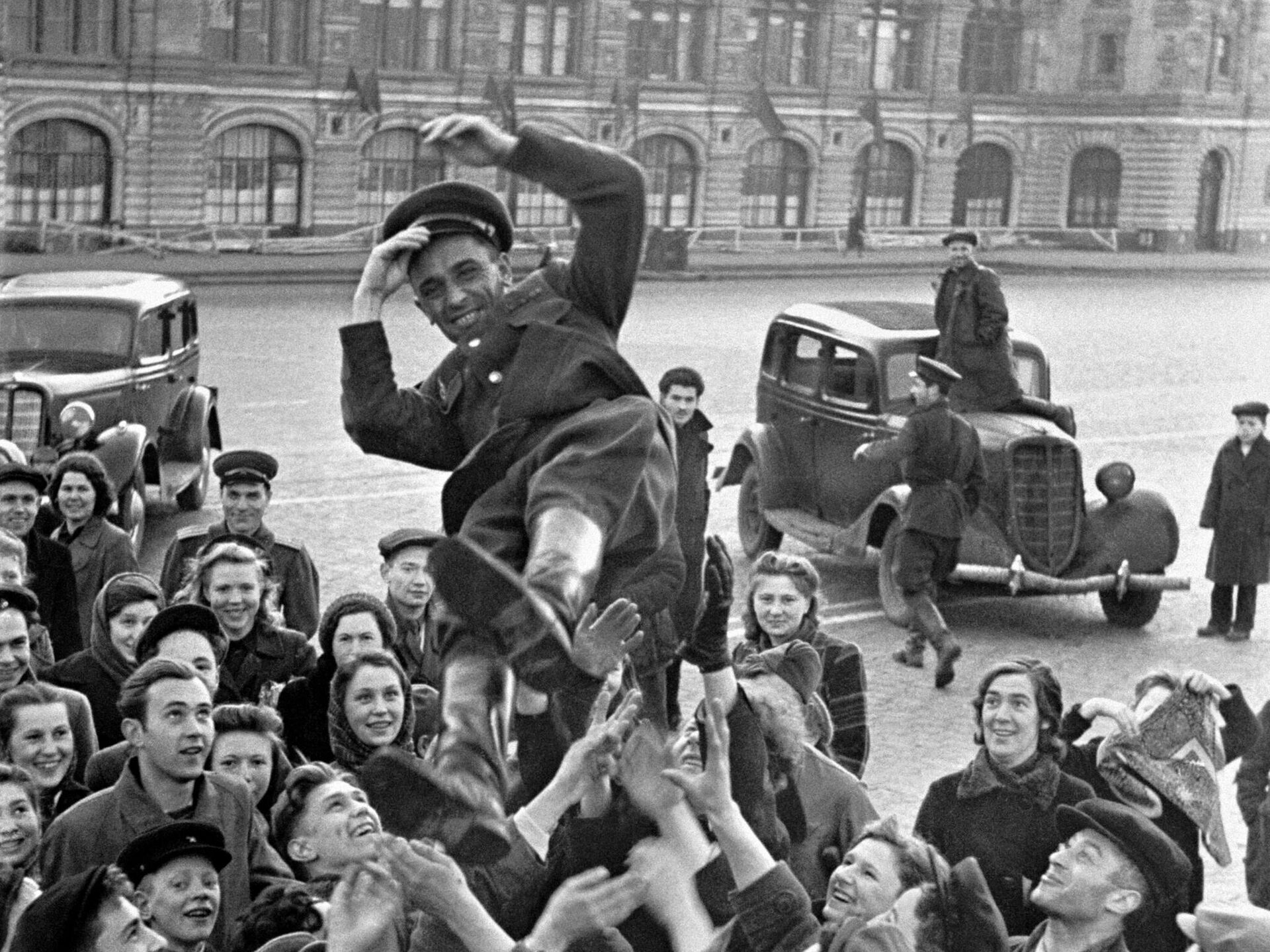 Самый счастливый день. Девятое мая 1945 года в фотографиях - РИА Новости,  09.05.2020