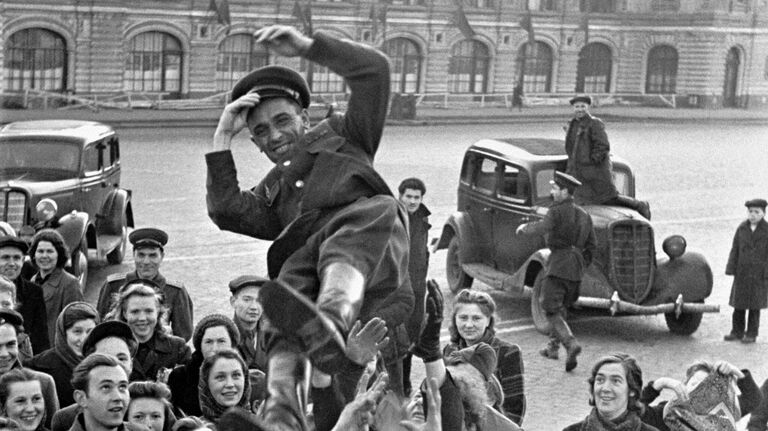 Москвичи подкидывают офицера в день победы 9 мая 1945 г. на Красной площади