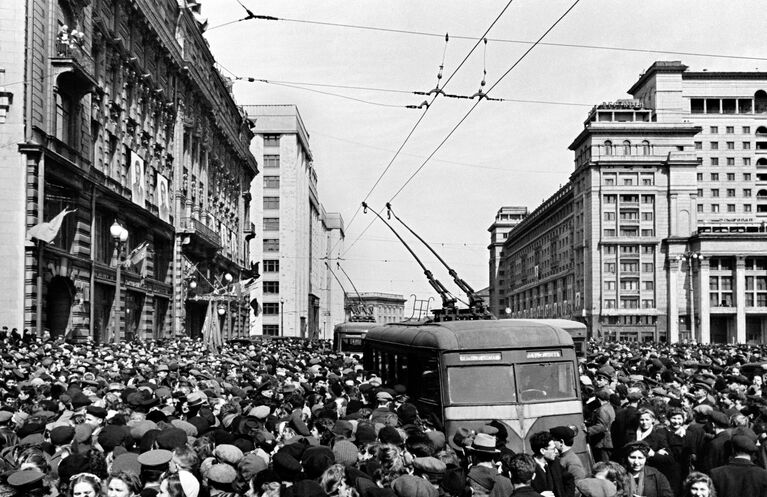 9 мая 1945 года. У здания американского посольства на Моховой улице в Москве