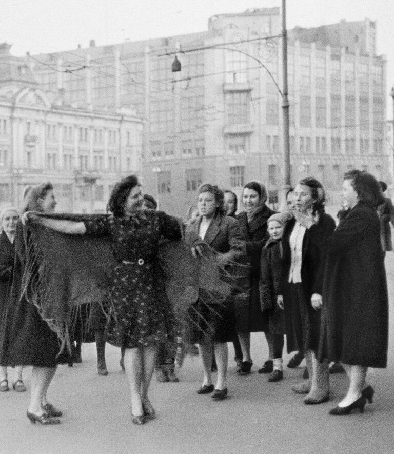 Женщины танцуют на улицах Москвы в честь Дня Победы 9 мая 1945 года