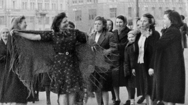Женщины танцуют на улицах Москвы в честь Дня Победы 9 мая 1945 года