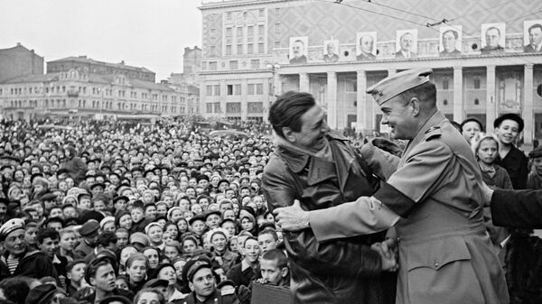 Встреча с американским военным на митинге в Москве на площади Маяковского 9 мая 1945