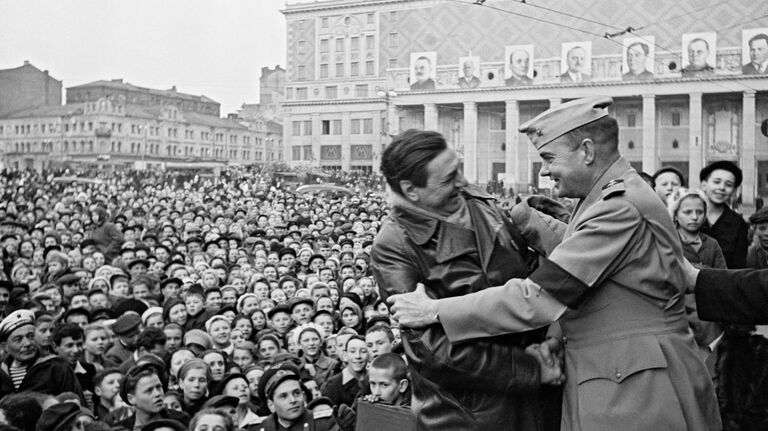 Встреча с американским военным на митинге в Москве на площади Маяковского 9 мая 1945