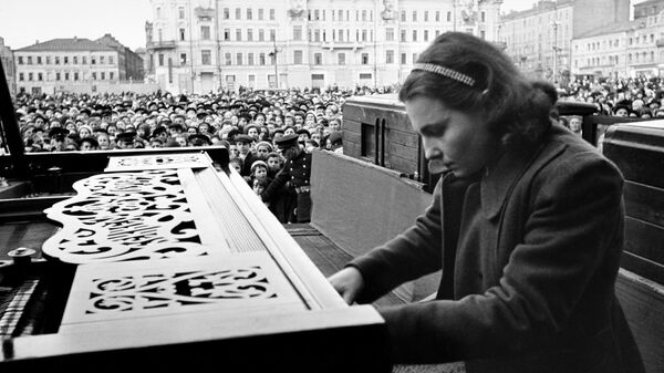 Пианистка Московской консерватории Нина Петровна Емельянова во время выступления на площади Маяковского в Москве. 9 мая 1945 года