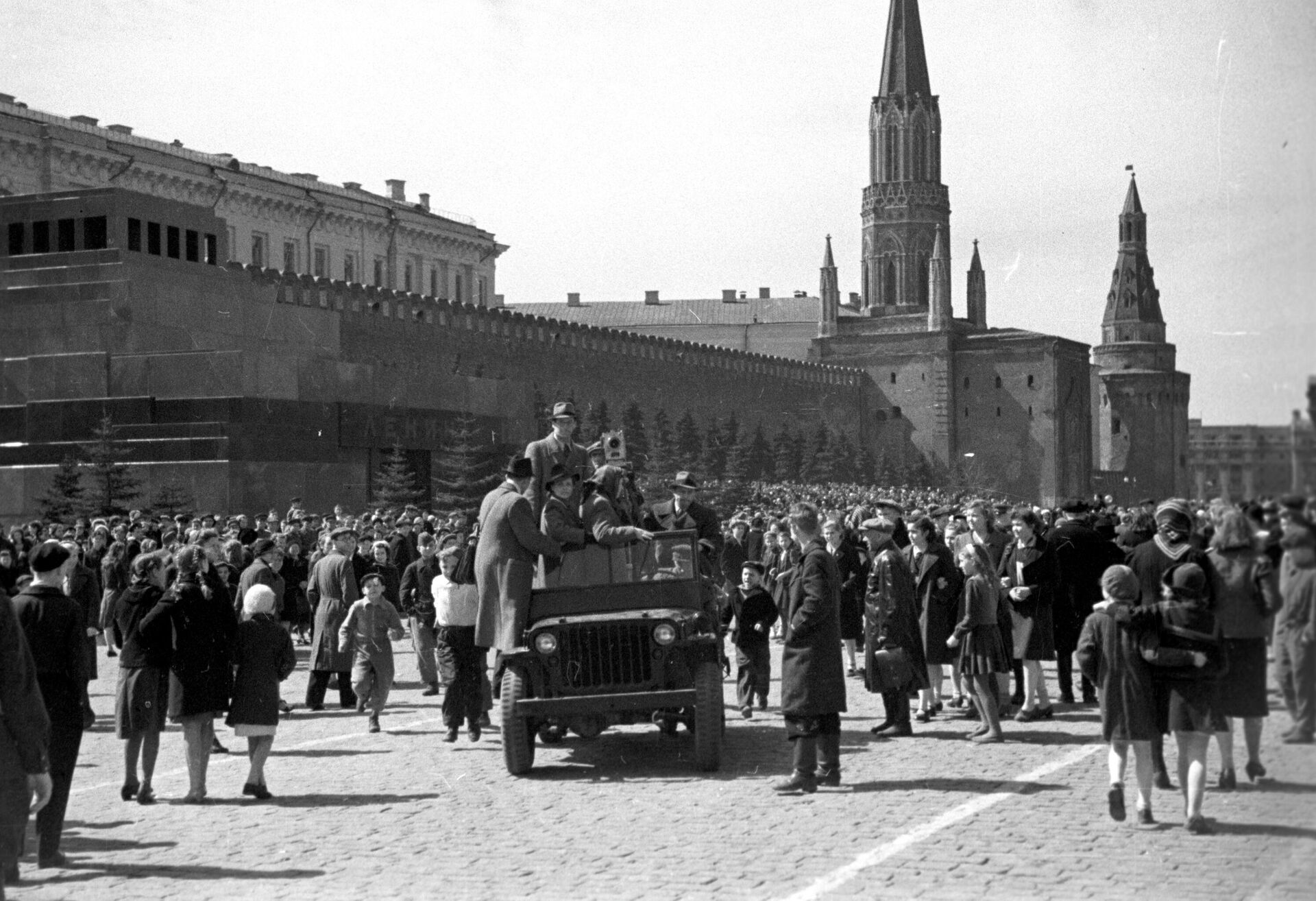 Приезд кинохроники на Красную площадь в День Победы, 9 мая 1945 года - РИА Новости, 1920, 14.04.2022