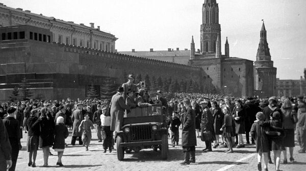 Приезд кинохроники на Красную площадь в День Победы, 9 мая 1945 года