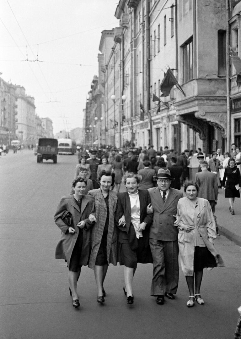 Москвичи на улице Горького (Тверская). 9 мая 1945 года