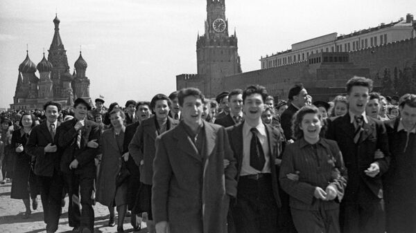 Народное гулянье на Красной площади в честь победы советского народа над фашистской Германией в Великой Отечественной войне 1941-1945 годов