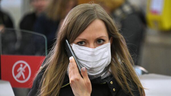 Девушка в медицинской маске на одной из станций Московского метрополитена