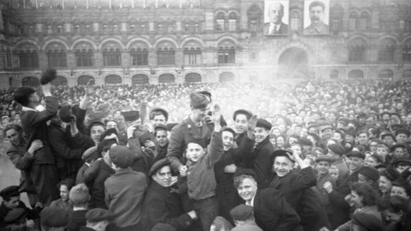 Окончание Великой Отечественной войны 1941 - 1945 гг. Москвичи на Красной площади в День Победы 9 мая 1945 года