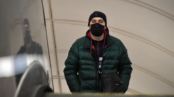 Мужчина в медицинской маске на одной из станций Московского метрополитена