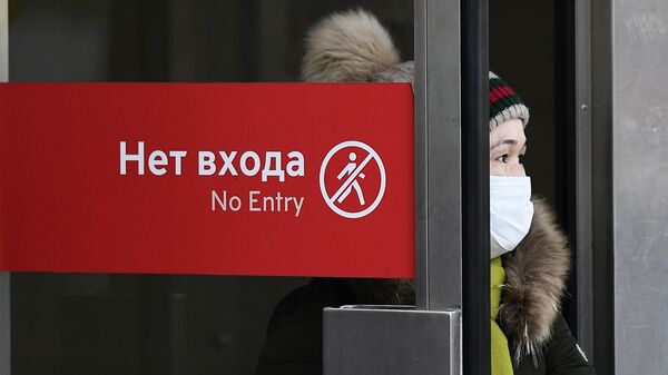 Женщина выходит из метро в Москве