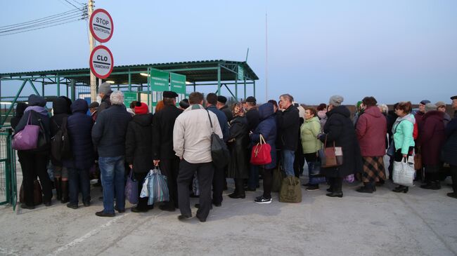 Люди на КПП Еленовка между Украиной и ДНР