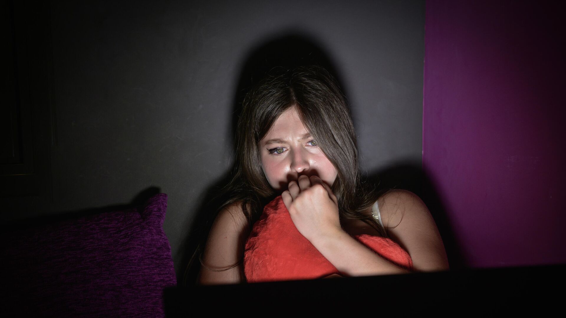 Девушка смотрит ночью фильм на ноутбуке - РИА Новости, 1920, 06.04.2020