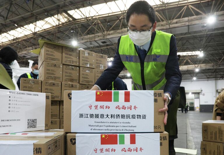 Сотрудники международного аэропорта в Ханчжоу готовят к отправке в Италию медицинские товары для оказания помощи в борьбе с распространением коронавируса Сотрудники международного аэропорта в Ханчжоу готовят к отправке в Италию медицинские товары для оказания помощи в борьбе с распространением коронавируса