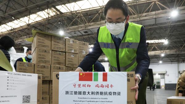 Сотрудники международного аэропорта в Ханчжоу готовят к отправке в Италию медицинские товары для оказания помощи в борьбе с распространением коронавируса